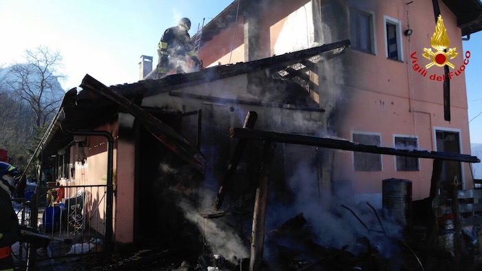 Castelveccana, in fiamme il tetto di una casa. Difficoltoso intervento dei Vigili del Fuoco