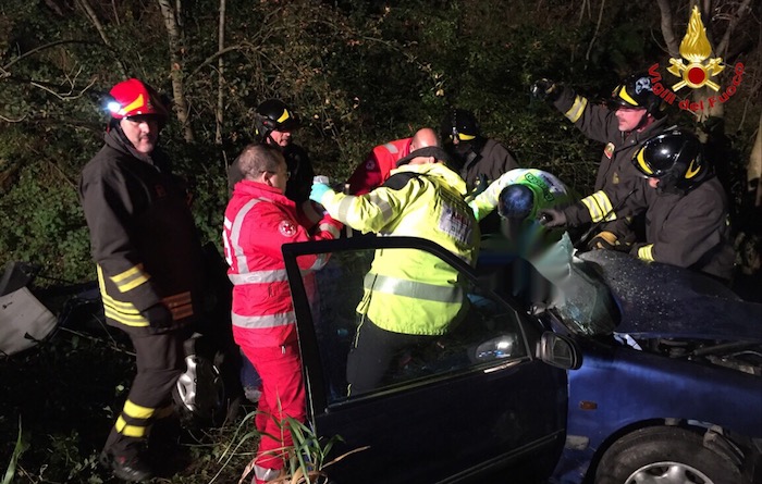 Incidente sul Cucco, frontale tra due auto: tre feriti, interviene l'elisoccorso