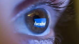 Giovani italiani: leggono poco, si informano su FB e fanno pochi figli