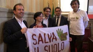Legambiente, nella Giornata Mondiale della Terra, in piazza a sostegno della campagna #salvailsuolo