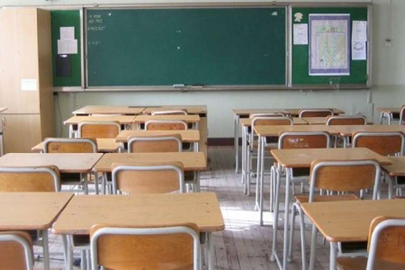Sicurezza scuole, sindaco per protesta diventa baby sitter per un giorno