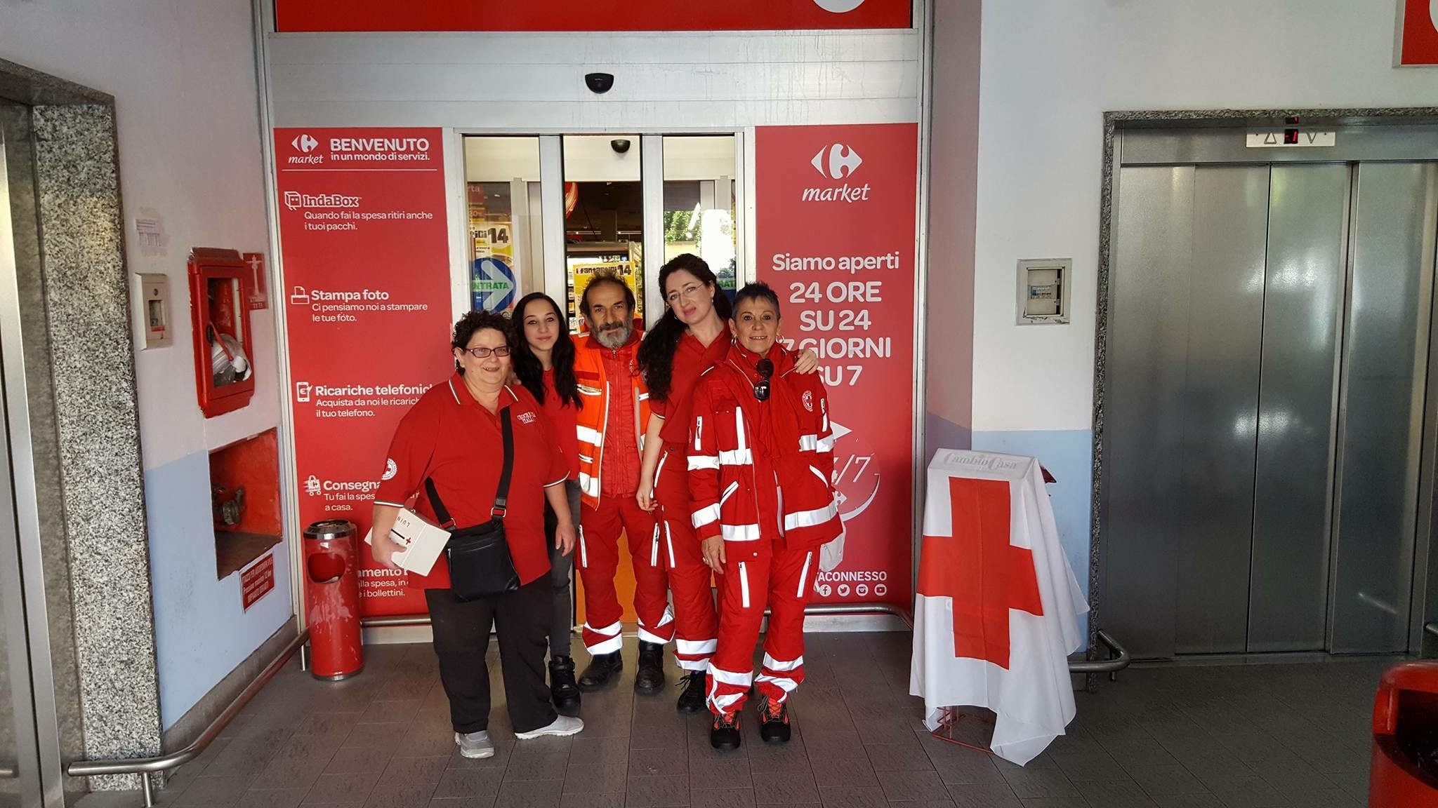 Tre tonnellate di alimenti raccolti in tre sabati dai volontari della Croce Rossa di Luino