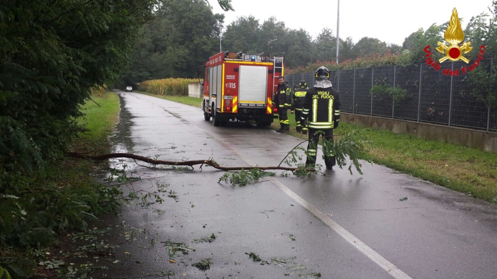 Maltempo, sono almeno 12 le regioni in allerta. Colpiti il basso Varesotto e il Milanese