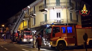 L'intervento di ieri sera dei Vigili del Fuoco in via Labiena a Laveno Mombello