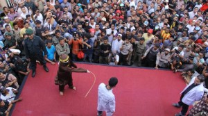 Banda Aceh (Indonesia): ecco l'applicazione della sharia con pubbliche frustate (AP PHOTO)
