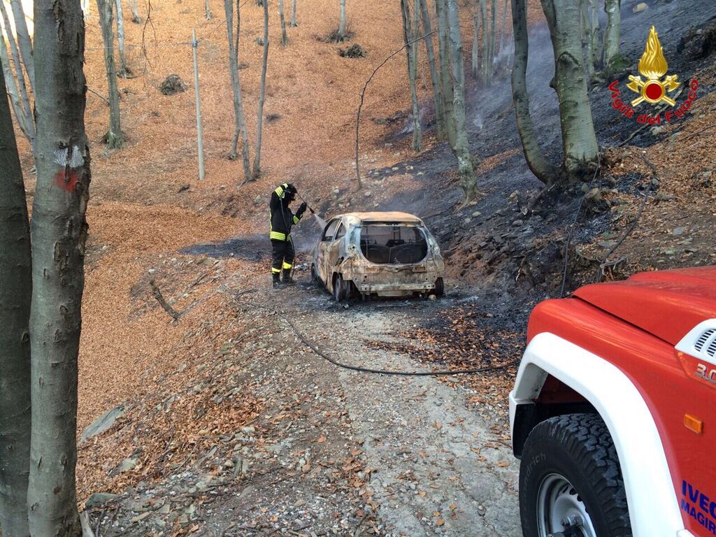 Forcora, auto in fiamme su una strada sterrata. L'incendio si propaga nel bosco