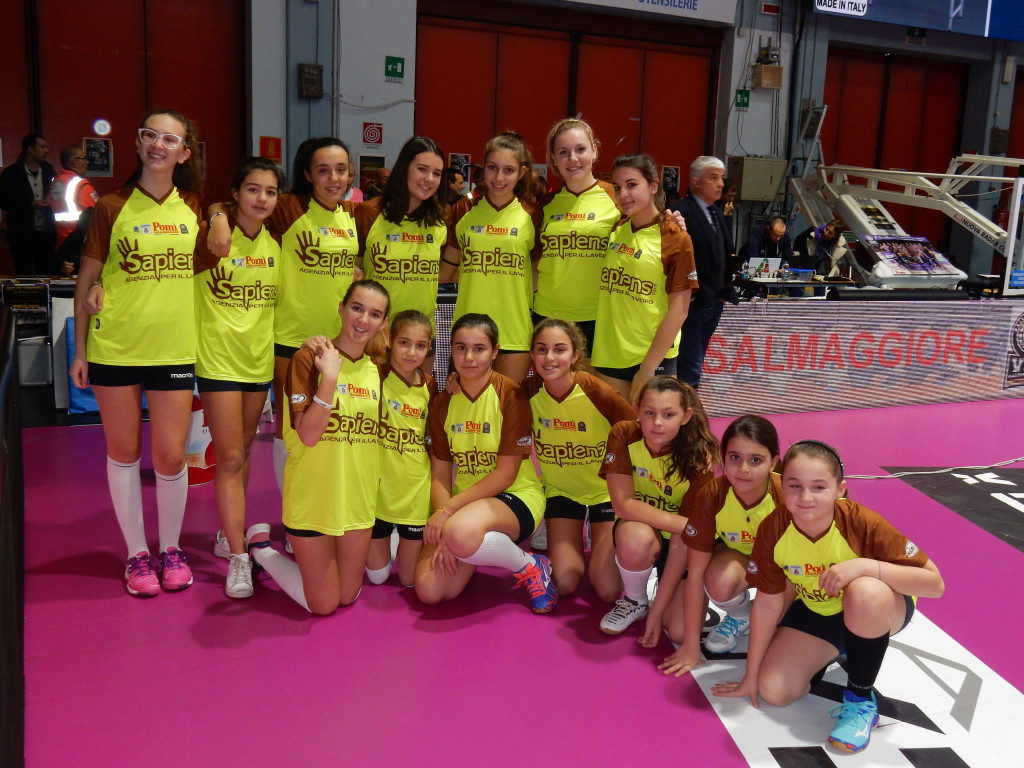 luino-volley-pomi-casalmaggiore-servizio-bordo-campo-ospiti