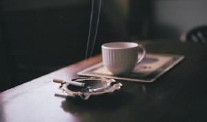 Caffè e sigaretta, una ricerca scientifica spiega perché piace