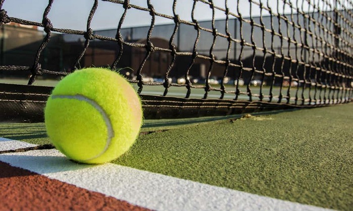 Per la salute, meglio usare la racchetta che dare calci a un pallone