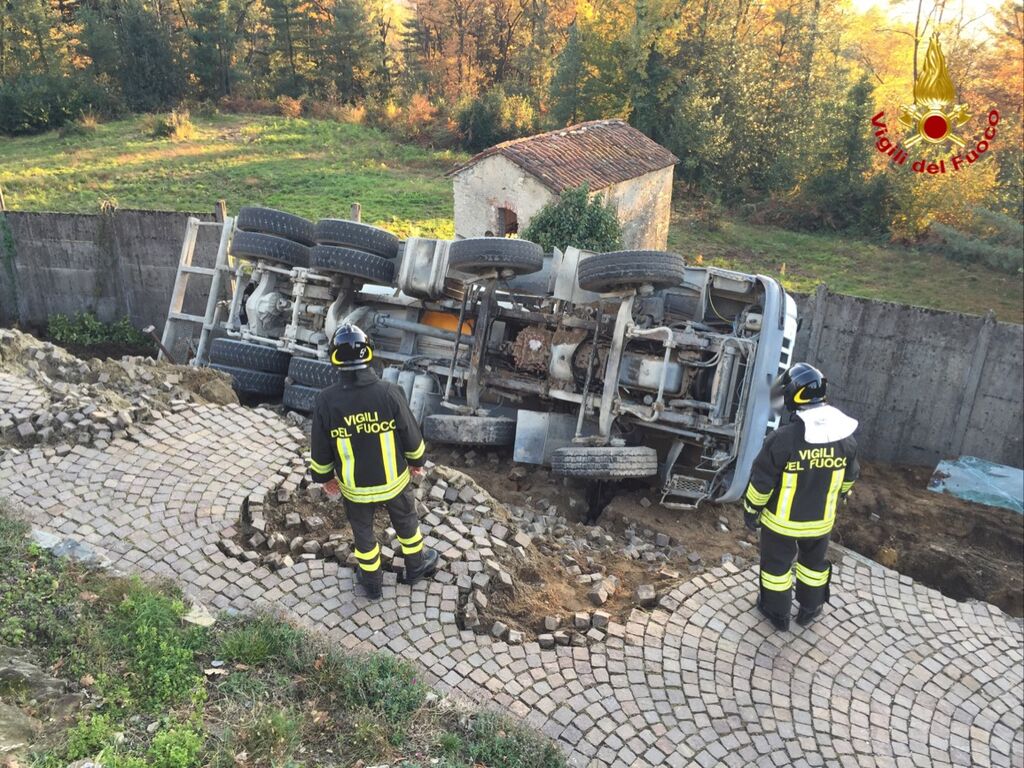 Luino: si ribalta una benoniera, uomo lievemente ferito trasportato in Ospedale