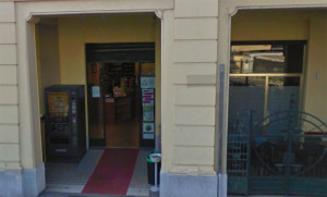 L'entrata della tabaccheria "Di Fronte" di Mirco Andreani in via Veneto a Luino (google.com)