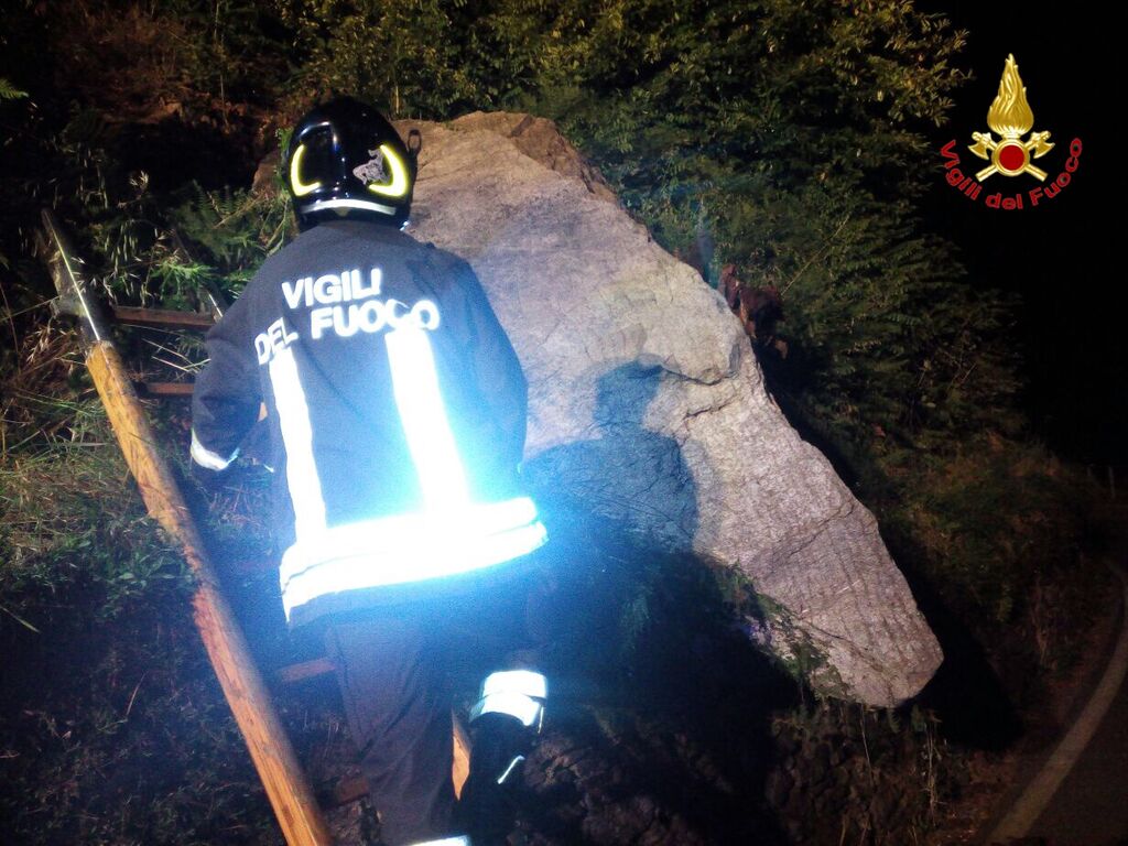 Maccagno con Pino e Veddasca, frana a Veddo: SP5 presidiata ma aperta al traffico