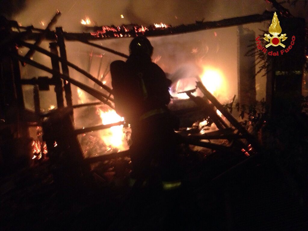 Cugliate Fabiasco: a fuoco un garage e deposito. Nell'incendio distrutta anche un'auto