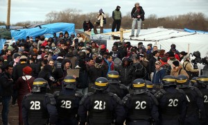 Calais, sono iniziate le operazioni di sgombero della bidonville