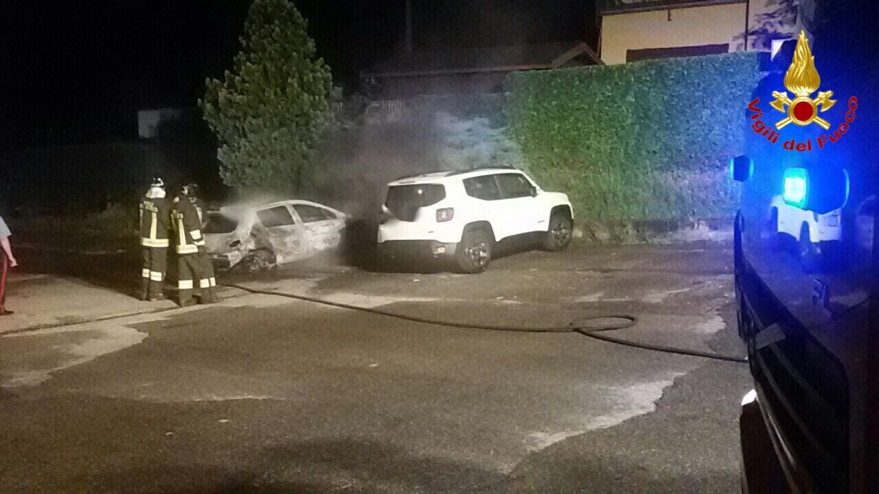 Cunardo, a fuoco un'autovettura in sosta nel parcheggio di via Garibaldi