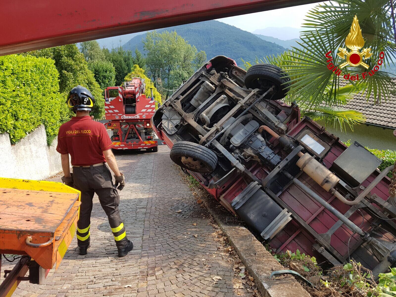 Dumenza, camion si ribalta nel giardino di una casa in località Vignone