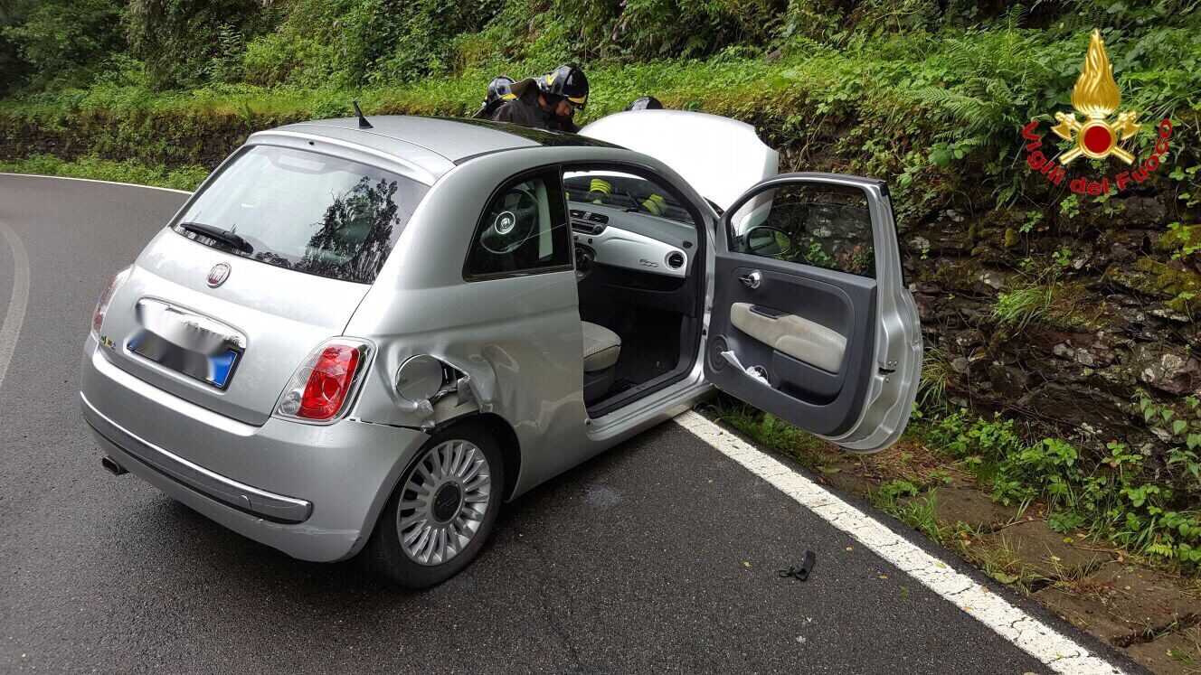 Luino: auto contro un muretto, 19enne in codice giallo al Pronto Soccorso