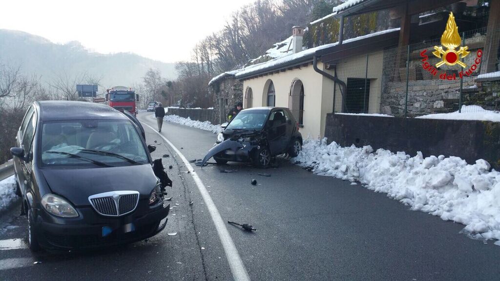 Lavena Ponte Tresa: incidente tra due automobili, coinvolte tre persone