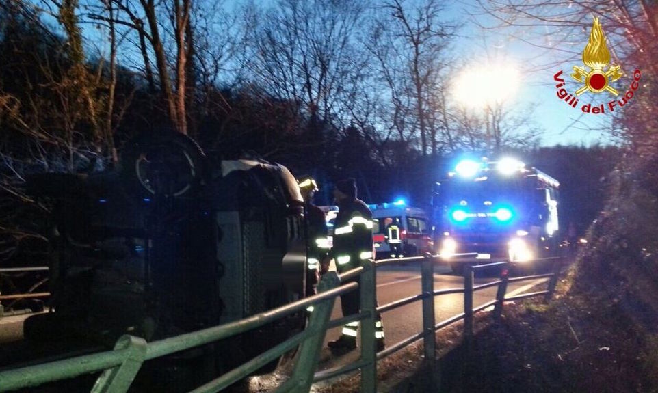 Creva: si ribalta con il suv, 37enne trasportata in codice verde all'Ospedale di Luino