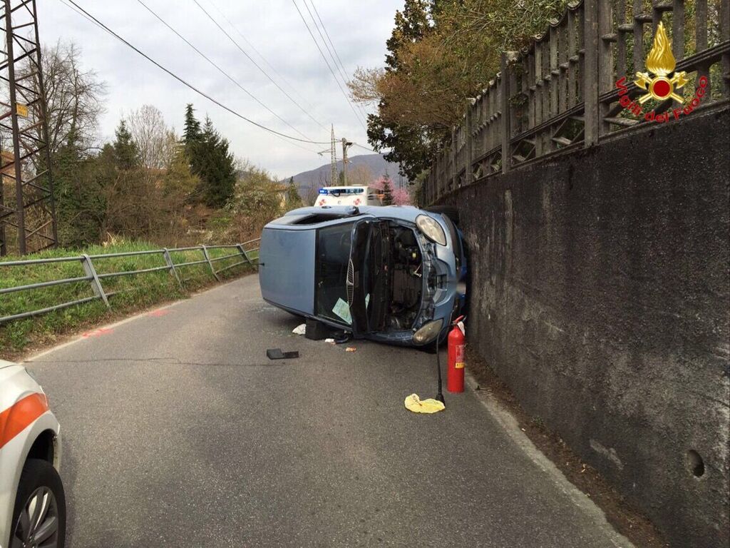 Cunardo, si ribalta alla guida di un'automobile. Donna trasportata in Ospedale in codice giallo