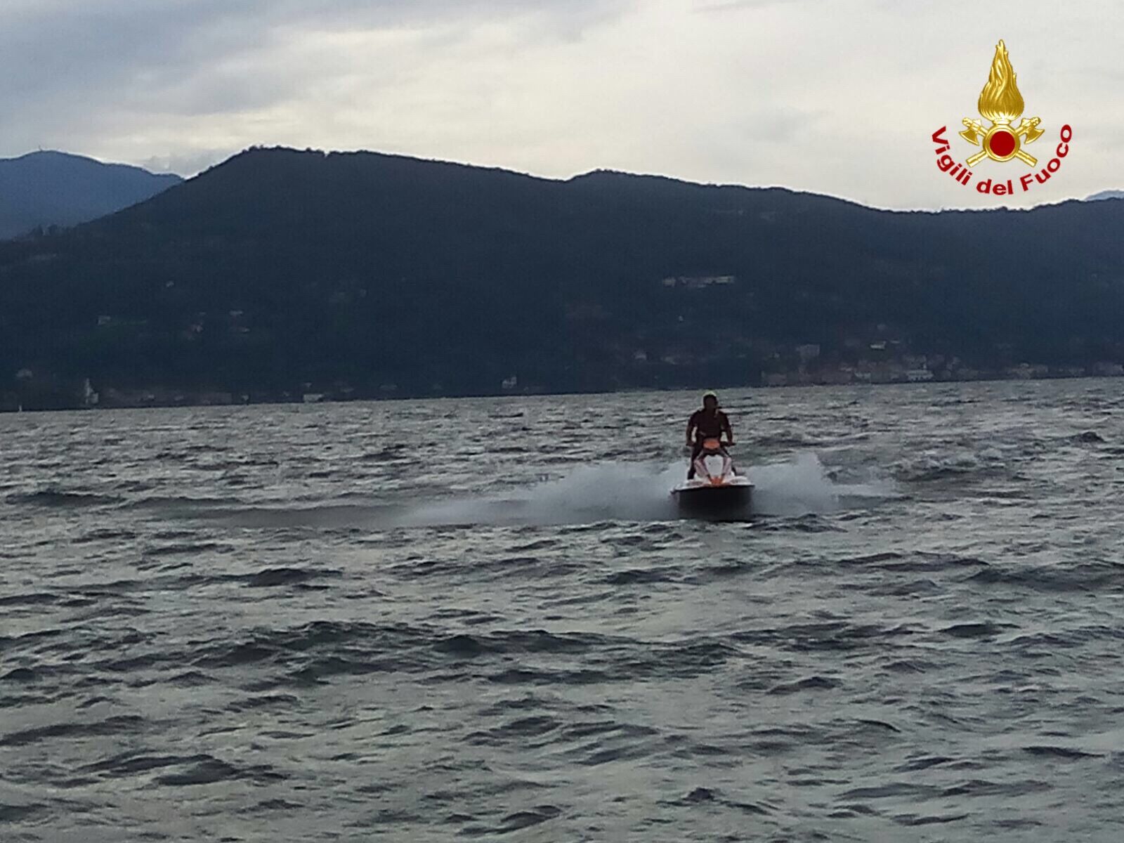 Nuotatori soccorsi sul lago Maggiore durante la "Nuotata dell'eremo" da Stresa a Reno di Leggiuno