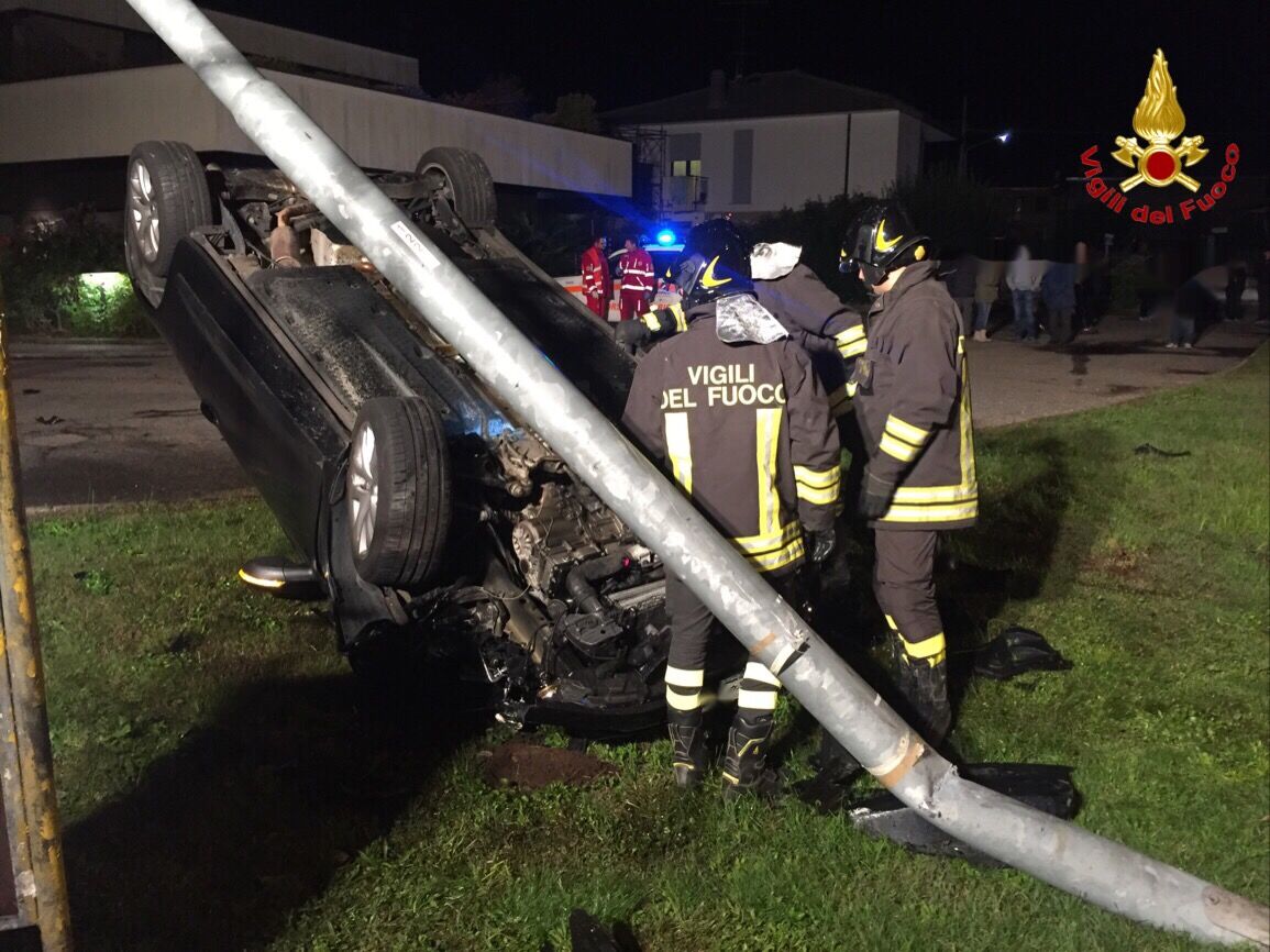 Si ribalta in auto e abbatte un palo della luce, due ragazzi finiscono in ospedale