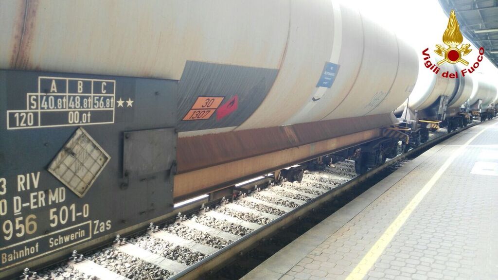 Sesto Calende: sversamento di una sostanza liquida infiammabile in stazione, intervengono i Vigili del Fuoco