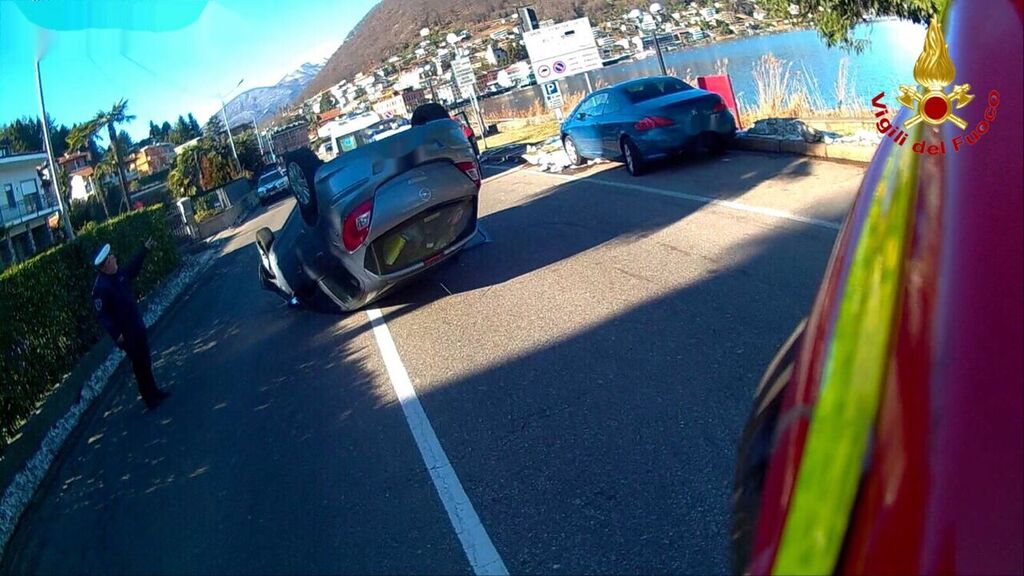 Lavena Ponte Tresa: si ribalta con l'auto in via XXV Aprile, persona trasportata all'Ospedale di Luino