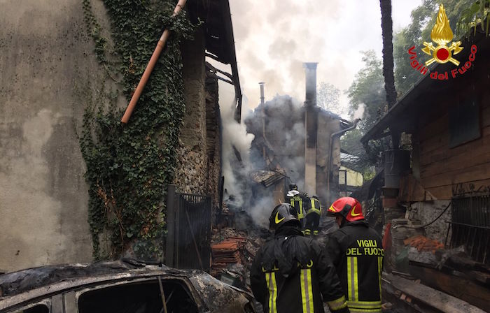 Cittiglio: incendio distrugge casa, evacuate sei persone. Imponente intervento dei VdF
