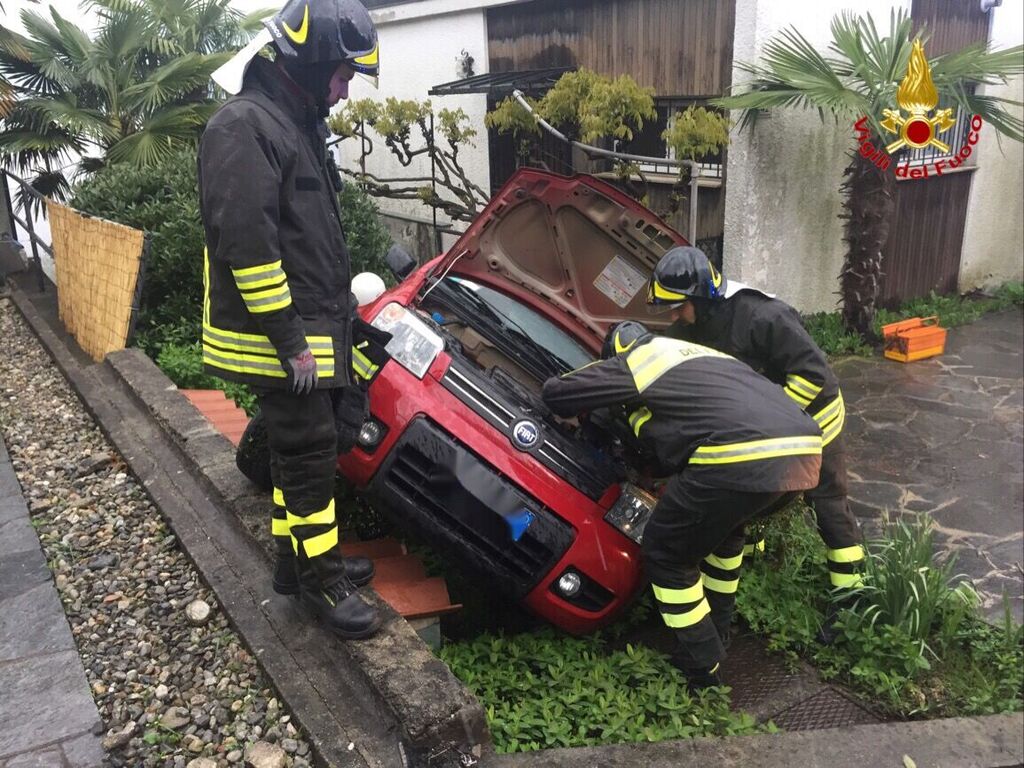Germignaga: auto finisce sulle scale di una casa, intervengono i Vigili del Fuoco con l'autogru