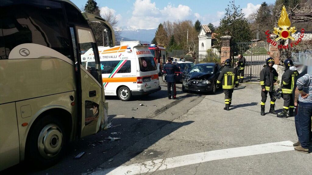 Cunardo, scontro tra un autobus ed un'auto. Ferito un 24enne