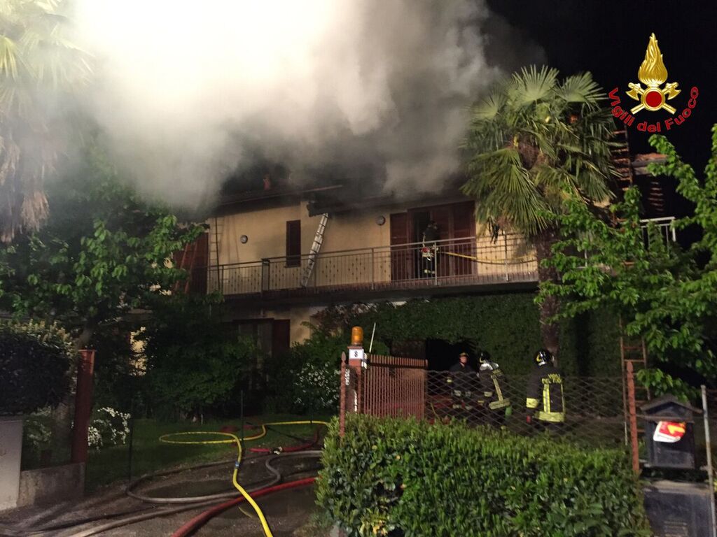 Rancio Valcuvia: a fuoco una villetta, distrutti 100mq di tetto