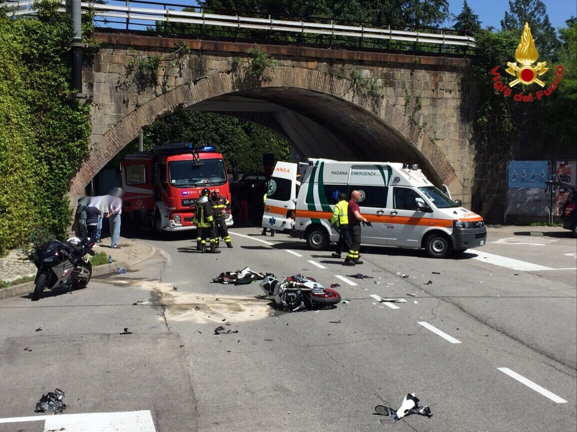 Porto Valtravaglia, scontro auto-moto: tre feriti, strada chiusa al traffico