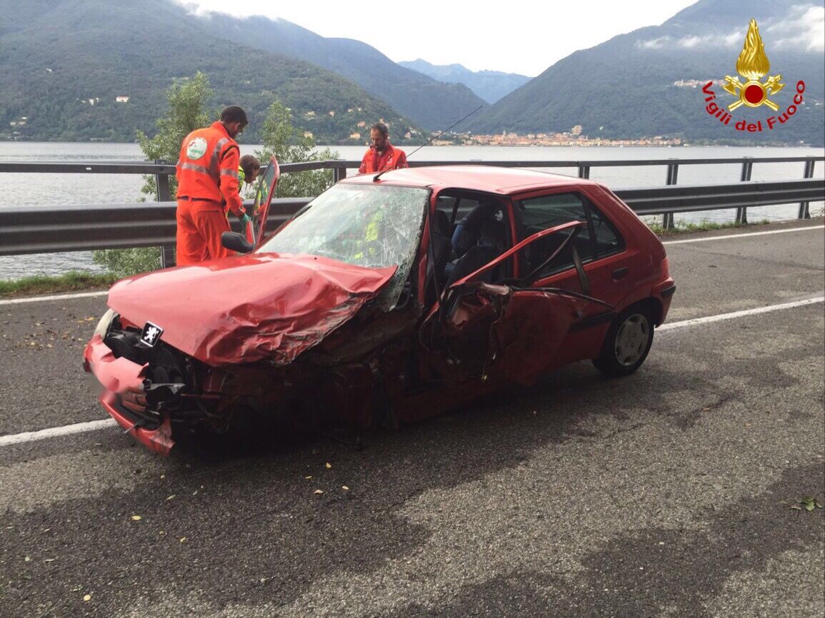 Maccagno, scontro tra due auto: una 29enne ed un 43enne in codice giallo al Circolo di Varese