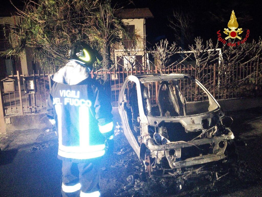 Montegrino: nella notte auto in fiamme, intervengono i Vigili del Fuoco