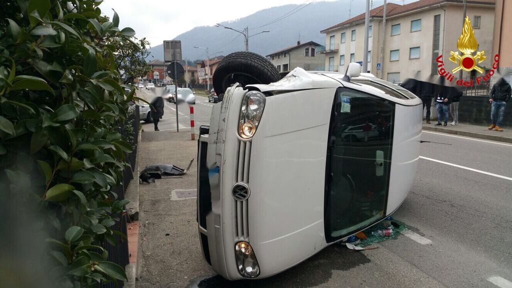 Lavena Ponte Tresa: auto si ribalta in via Luino, illesa la 35enne al volante