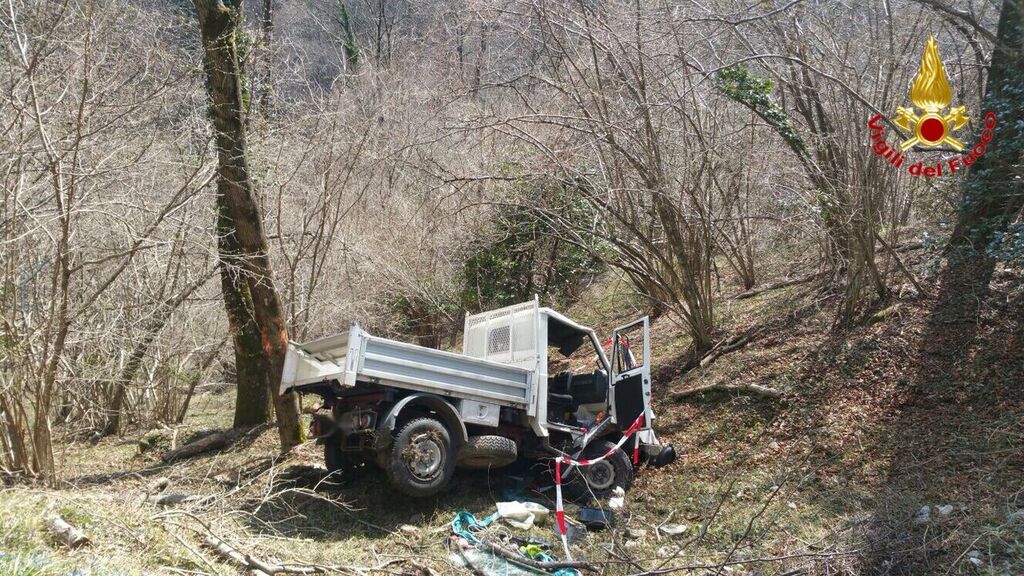 Porto Valtravaglia: camion finisce in una scarpata, uomo in codice giallo all'Ospedale di Varese
