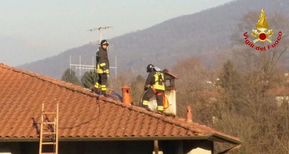 Castelveccana: a fuoco il tetto di una villetta, intervengono i Vigili del Fuoco