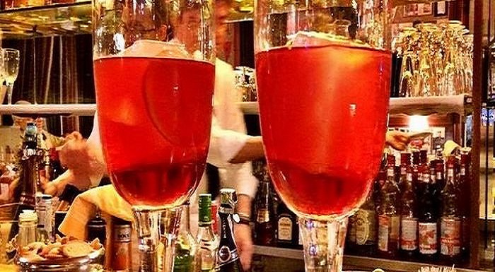 Morto l'inventore del Negroni sbagliato, un cocktail nato per errore e diventato un mito