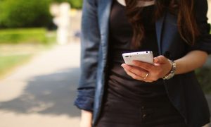Dipendenza da Smartphone, 7 italiani su 10 "ipnotizzati" di fronte allo schermo