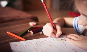 "Mia figlia ha chiuso con i compiti", mail della madre alla scuola. Il valore del tempo dei bambini